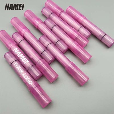 Un bon prix. Le contenant en plastique vide met en évidence le contenant en ligne