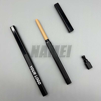 Un bon prix. Commercialisation en gros de liner pour les lèvres crayon végétalien contenant crémeux imperméable à l'eau Logo personnalisé Étiquette privée en ligne