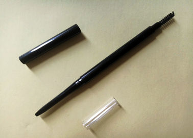 Un bon prix. Le crayon de rouge à lèvres noir et mince est un emballage de couleurs personnalisées pour les lèvres en ligne
