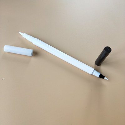 Un bon prix. Un crayon liquide avec une tête de crayon en ligne