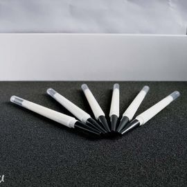 Un bon prix. Un crayon de sourcils professionnel confortable avec une sensation de confort en ligne